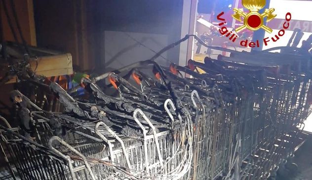 Orosei. Divampa incendio in un supermarket a Cala Liberotto: tre persone colte da malore