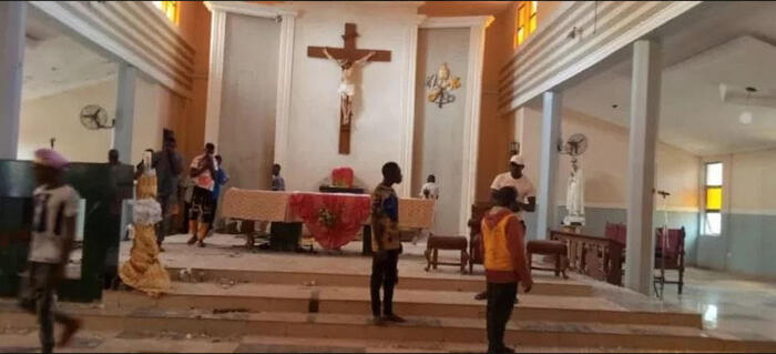 Spari in una chiesa, almeno 50 morti in Nigeria