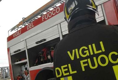 Incendio in deposito Arst di Sassari, paura ma nessun ferito