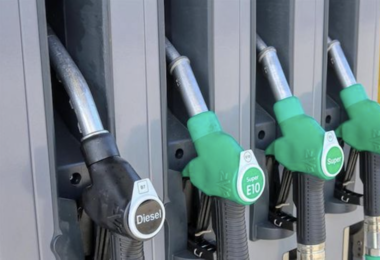 Cresce ancora il prezzo della benzina: self a 2,018 euro al litro