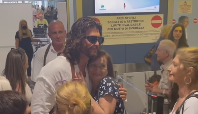 “Sei bellissimo”, fan attendono Can Yaman all’aeroporto di Cagliari. VIDEO