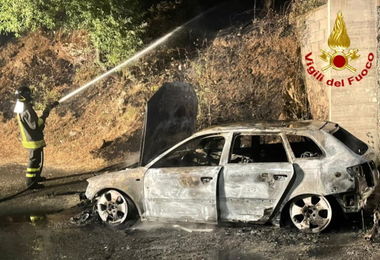 Auto va a fuoco a Orgosolo, incendio di origine dolosa