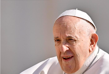 Vaticano: “Proporre ai fidanzati la castità prematrimoniale, anche alle coppie conviventi”