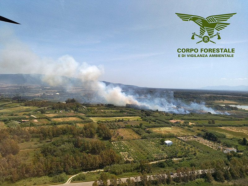 Incendi in Sardegna: elicotteri in azione a Bottidda, Simaxis, Pompu, Semstene, Burgos e Monastir
