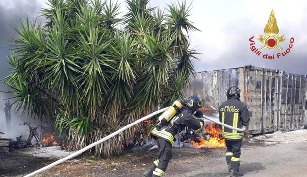 Maxi incendio a Roma sull'Aurelia: 35 persone visitate in strada, due in ospedale