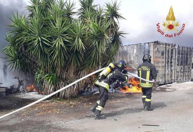 Maxi incendio a Roma sull'Aurelia: 35 persone visitate in strada, due in ospedale