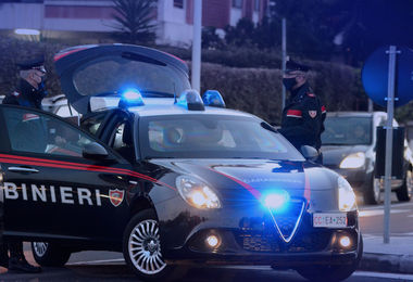 Cagliari. Con l’auto urta una studentessa mentre attraversa la strada e scappa