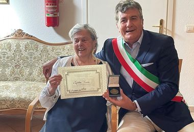 Cagliari, è festa per i 100 anni di nonna Maria