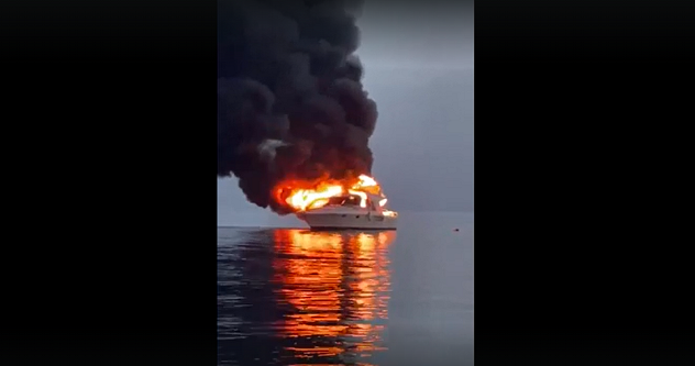 In fiamme yacht a pochi metri dal porto di Alghero: a bordo due sassaresi