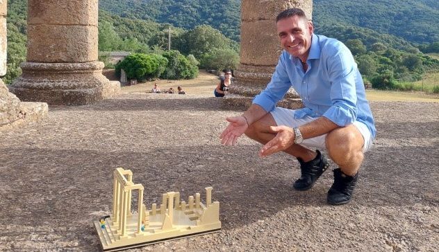 Novecento mattoncini Lego per il Tempio di Antas, l’artista Maurizio Lampis continua a sorprendere