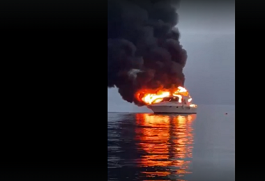 In fiamme yacht a pochi metri dal porto di Alghero: a bordo due sassaresi