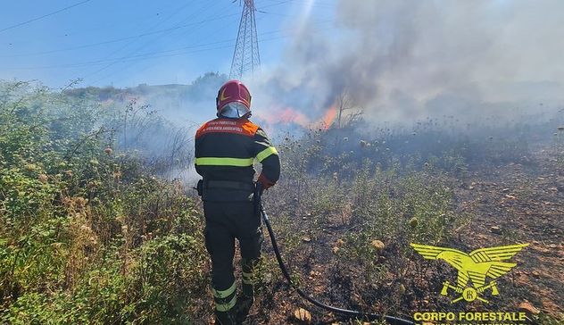 L'Isola in fiamme: 23 incendi oggi e mezzi aerei in sette località