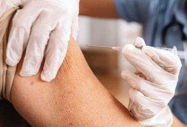 Vaccini: quarta dose agli over 60? Cosa dicono Galli, Bassetti e Ricciardi