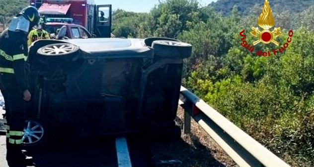Uta. Alla guida si schianta contro guardrail e auto si ribalta: morto 42enne