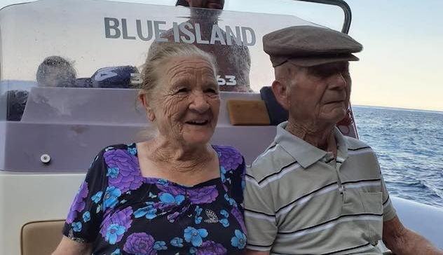 A 90 anni la prima gita in mare in Sardegna, la foto di Antonietta e Giuseppe diventa virale