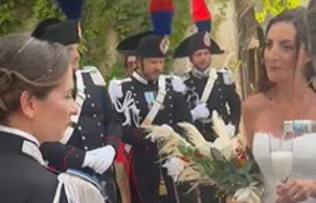 Cefalù. Nozze fra la carabiniera Elena e la sua Claudia: picchetto d'onore in alta uniforme