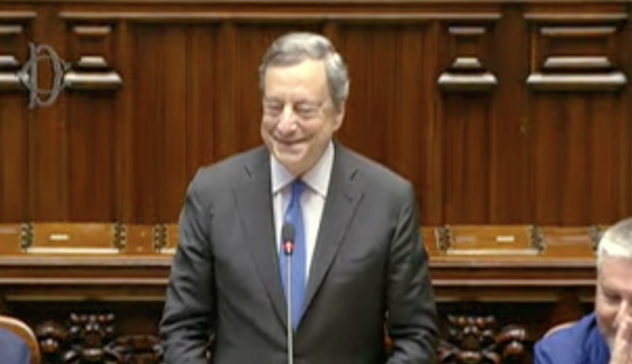 Draghi visibilmente commosso alla Camera: “Mi reco al Quirinale per comunicare le mie determinazioni”