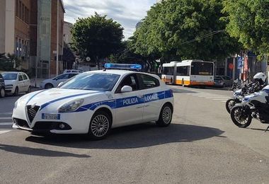 Cagliari. Semina polizia dopo folle fuga da posto di blocco: il 54enne si è costituito 