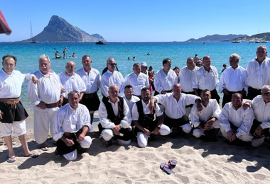 Il Coro di Loiri sbarca a Porto Taverna per fare una sorpresa ai bagnanti, il VIDEO
