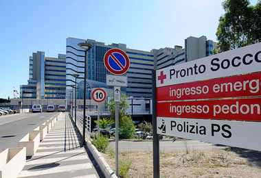 Cagliari. Scivola dal marciapiede, l’autobus lo travolge: grave un 31enne 