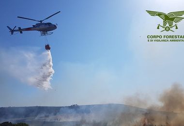 Incendio a Berchidda, elicottero in volo