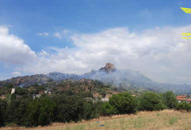 Fiamme in Sardegna: roghi minacciano abitazioni a Ittireddu e Capoterra