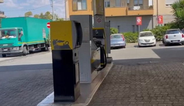 Cagliari, il distributore di benzina ora parla in sardo 