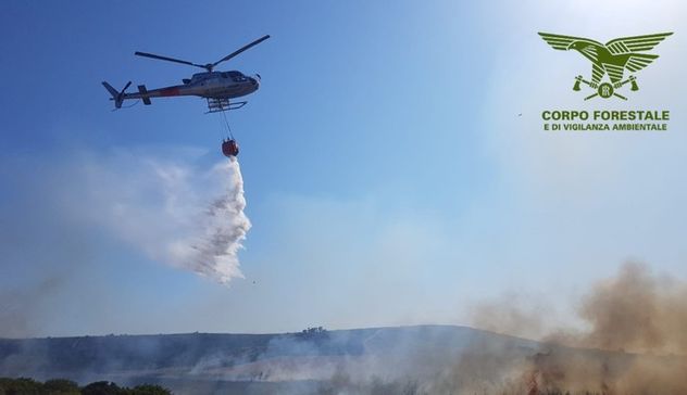 Incendi, un'altra giornata di interventi aerei per il Corpo forestale