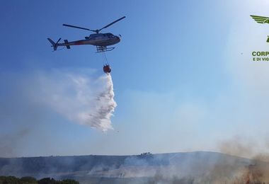 Incendi, un'altra giornata di interventi aerei per il Corpo forestale