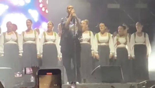 Mahmood infiamma il palco a Iglesias tra canzoni e battute in dialetto oroseino