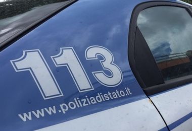 Cagliari. Cerca di disfarsi della droga, 26enne arrestato dalla Polizia