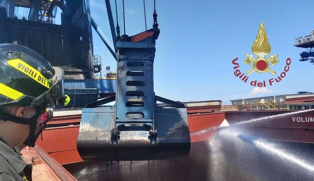 Porto Torres. Temperature elevate su una nave carica di carbone: intervento dei Vigili del fuoco