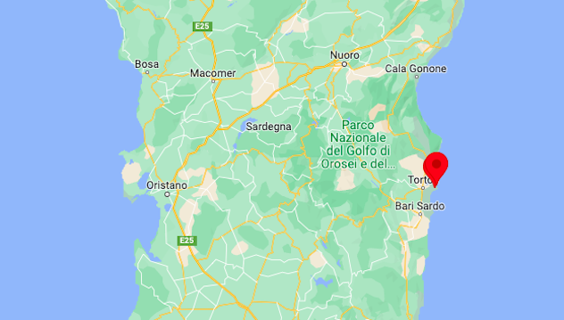 Sportellino di un aereo cade tra Arbatax e la spiaggia di Porto Frailis