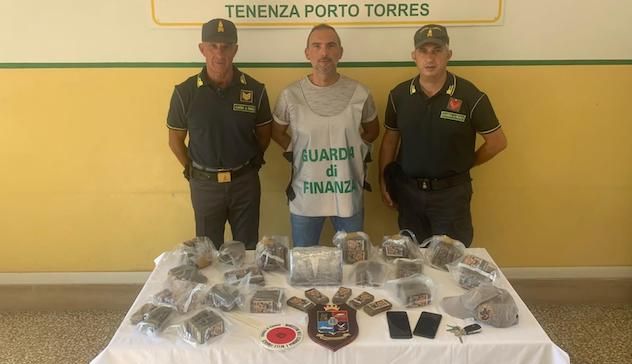Sbarca a Porto Torres con 12 chili di droga: arrestato corriere spagnolo