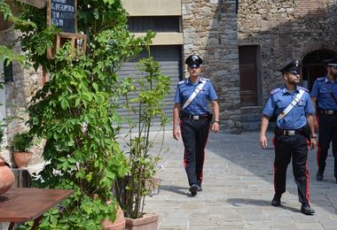 Sorpresi dai carabinieri a rubare in un'abitazione: due in manette