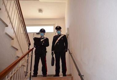Il cadavere di un 45enne nelle scale di un palazzo a Cagliari 