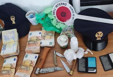Sassari. Blitz antidroga a casa di un 30enne: sequestrati cocaina e 16mila euro