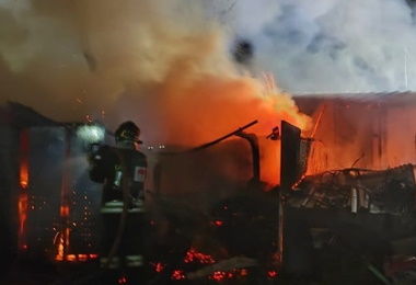 Carbonia. Incendio in via Lubiana: a fuoco un locale adibito a deposito di legname