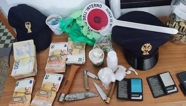 Sassari. Blitz antidroga a casa di un 30enne: sequestrati cocaina e 16mila euro