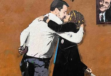 Salvini e Meloni si baciano coi coltelli in mano: rimossa l'opera di TvBoy