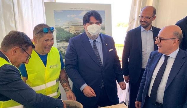 Nuovo ospedale di San Gavino: il presidente Solinas posa la prima pietra