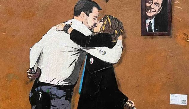 Salvini e Meloni si baciano coi coltelli in mano: rimossa l'opera di TvBoy