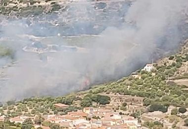 Incendio a Modolo minaccia le case e le vigne