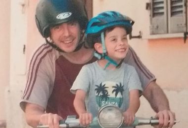 Lo struggente addio del papà al piccolo Mattia: “Torneremo a girare in Vespa”