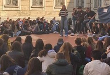Studenti protestano contro la vittoria del centrodestra e occupano il liceo Manzoni di Milano