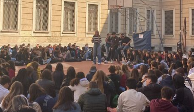 Studenti protestano contro la vittoria del centrodestra e occupano il liceo Manzoni di Milano