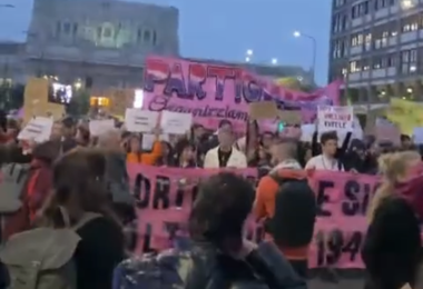 In piazza per difendere l’aborto, “Non una di meno” in 50 città italiane