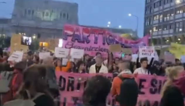 In piazza per difendere l’aborto, “Non una di meno” in 50 città italiane