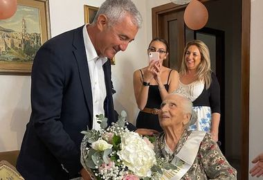 Alghero festeggia una nuova centenaria: auguri alla signora Cristina